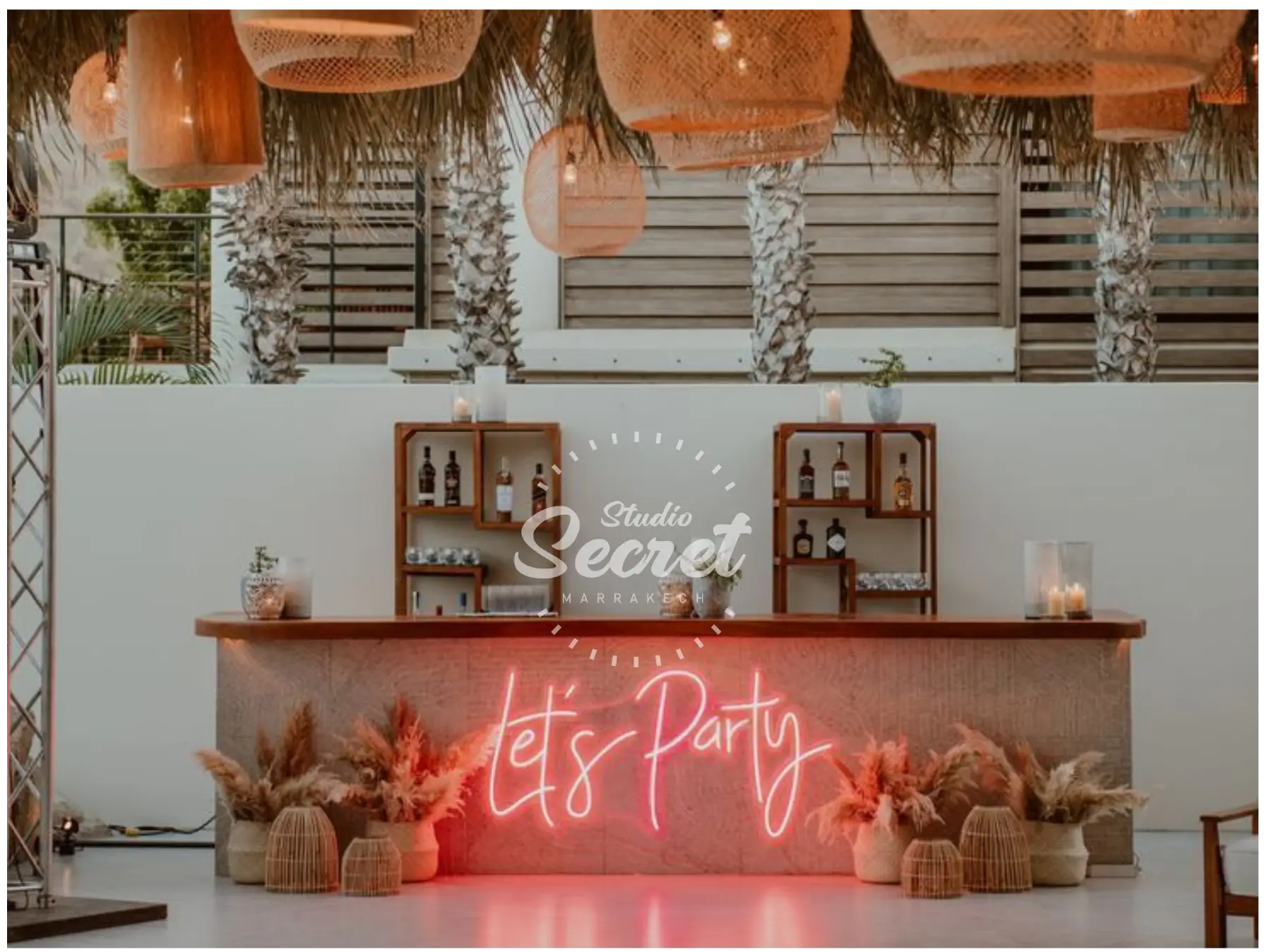 Création de DJ booth & décors de plafond sur mesure